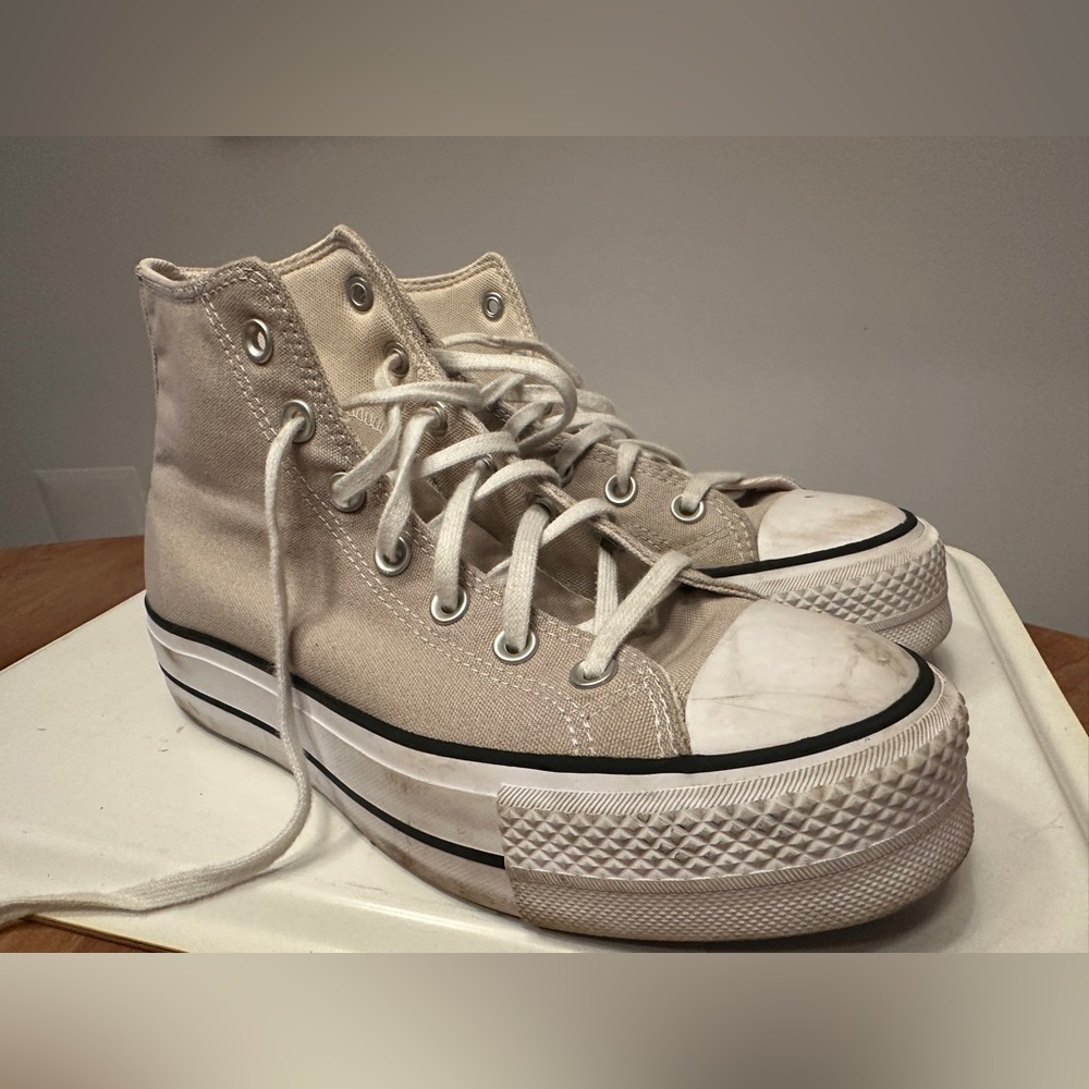 Converse -Lift Platform High Top-Chuck Taylor All Star Sneaker- Size 7.5 US